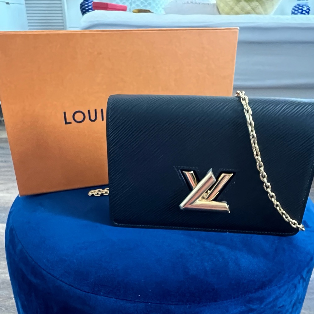 Louis Vuitton Black twist wallet in a chain/belt-bag